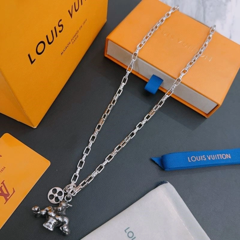 Compact Louis Vuitton Necklaces 249265