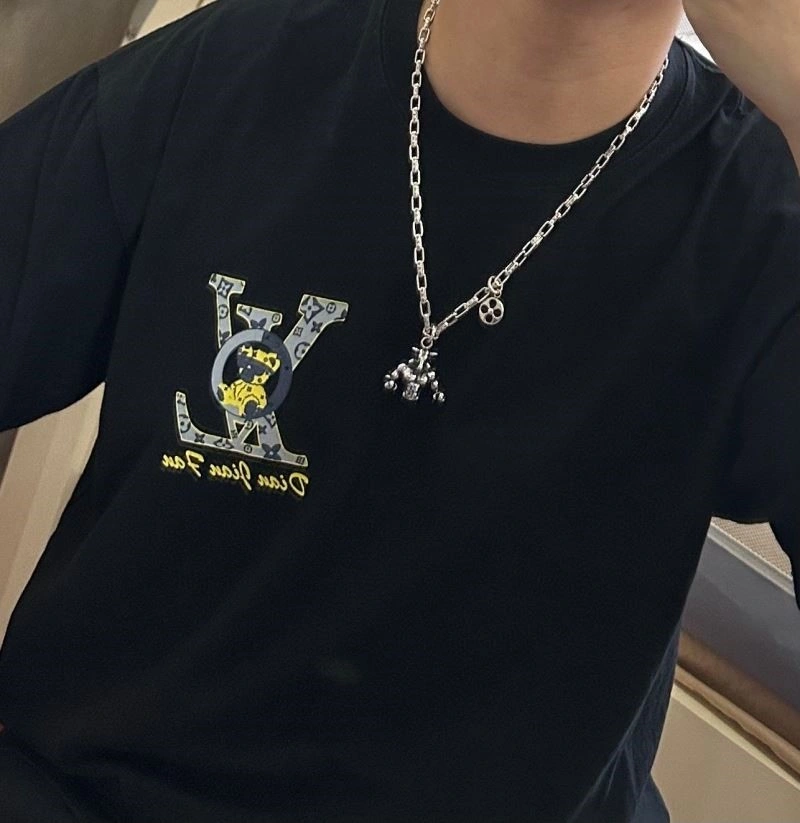 Compact Louis Vuitton Necklaces 249265