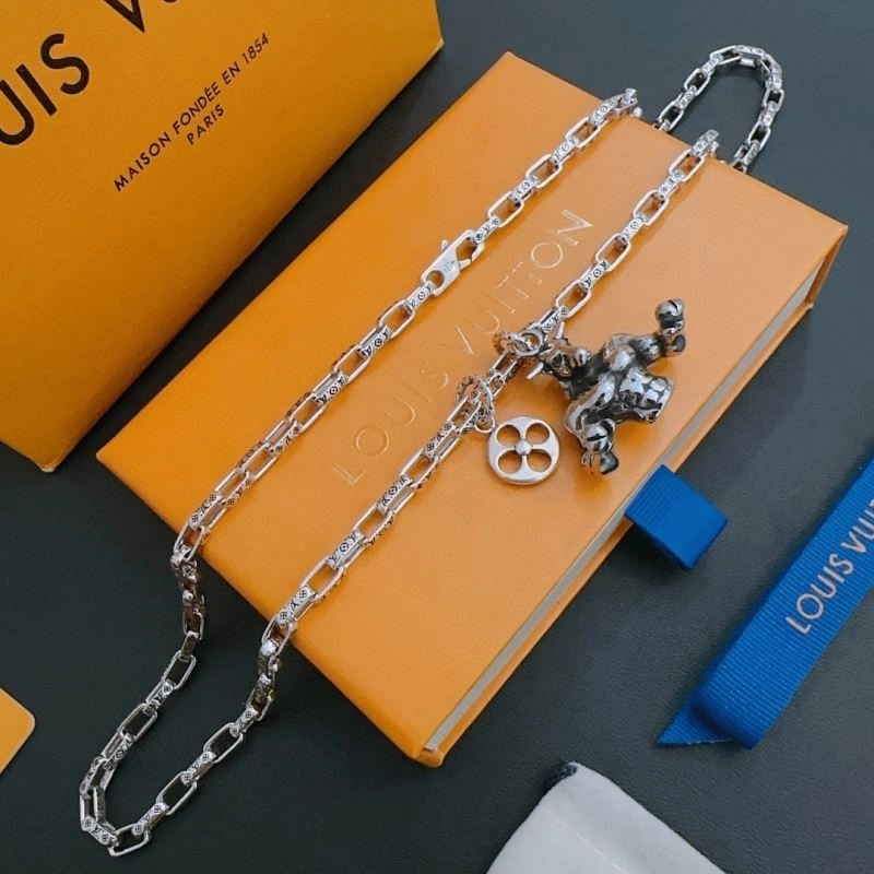 Compact Louis Vuitton Necklaces 249265