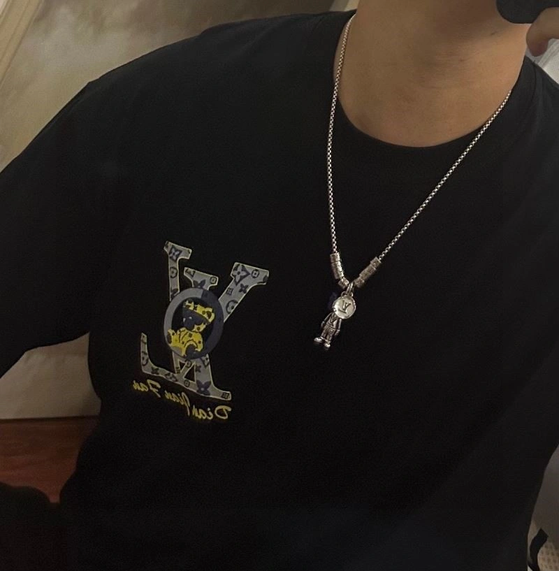 WellDesigned Louis Vuitton Necklaces 248954