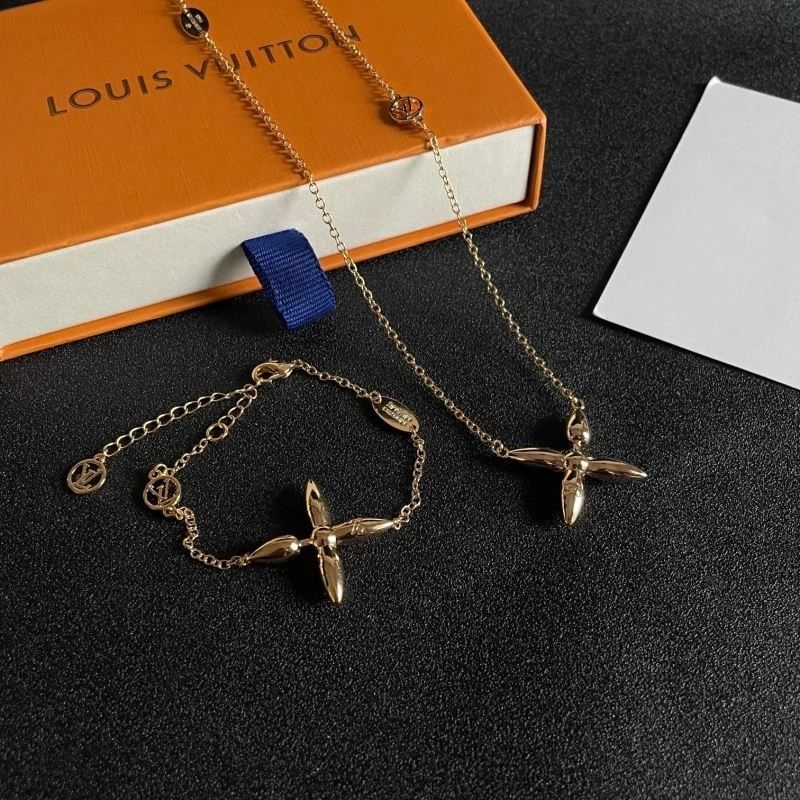 Vibrant Louis Vuitton Necklaces 248958