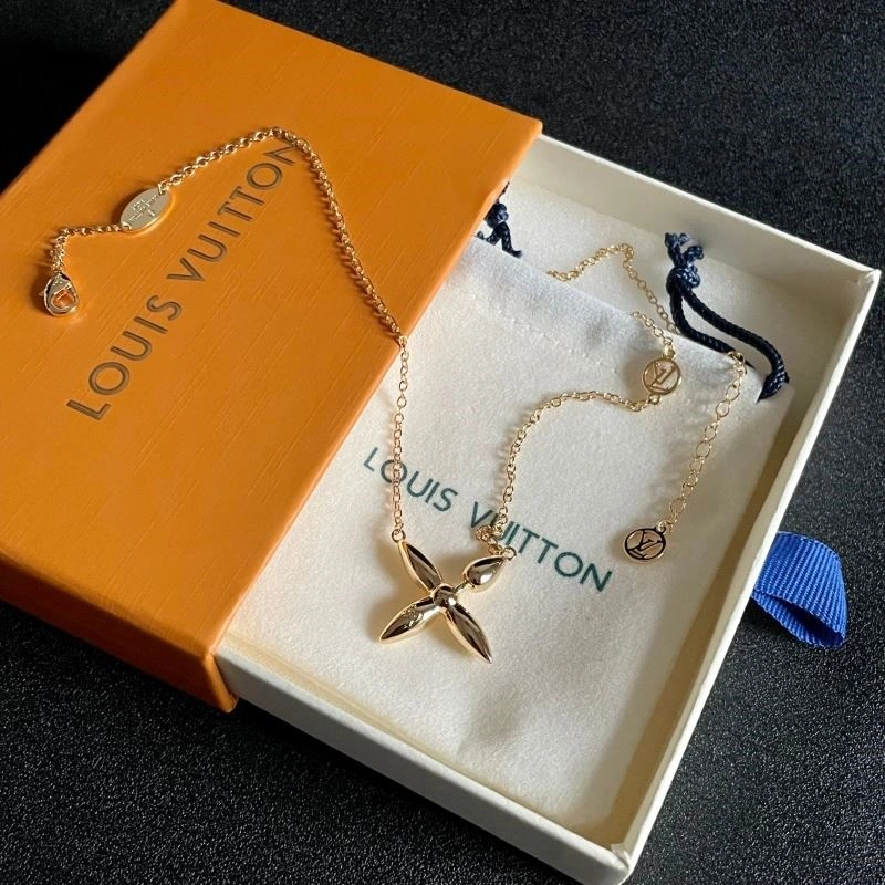 Vibrant Louis Vuitton Necklaces 248958