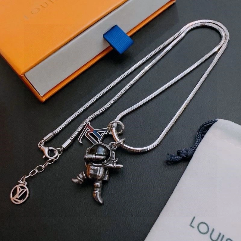 EyeCatching Louis Vuitton Necklaces 248912