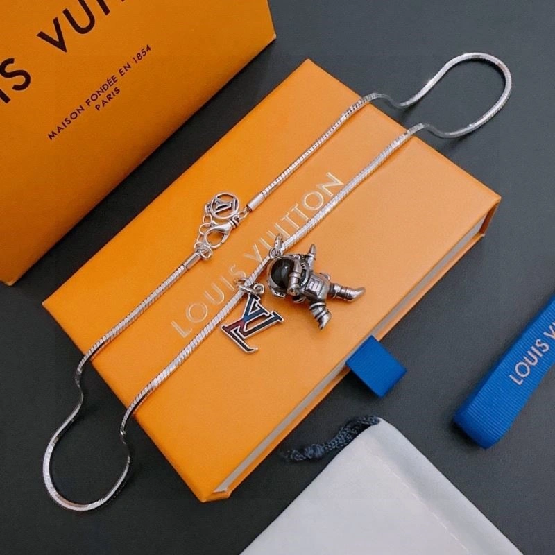 EyeCatching Louis Vuitton Necklaces 248912