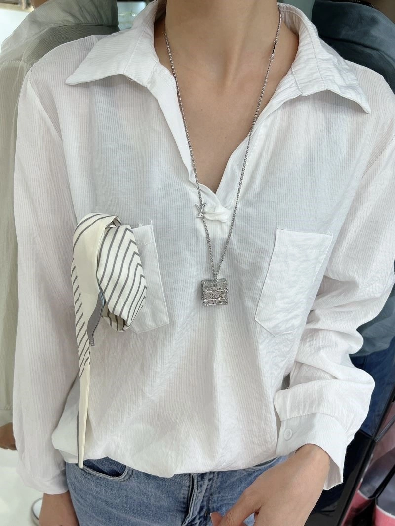 Functional Louis Vuitton Necklaces 248877