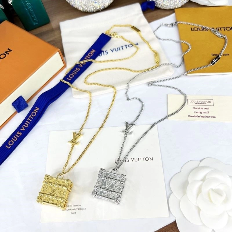 Functional Louis Vuitton Necklaces 248877