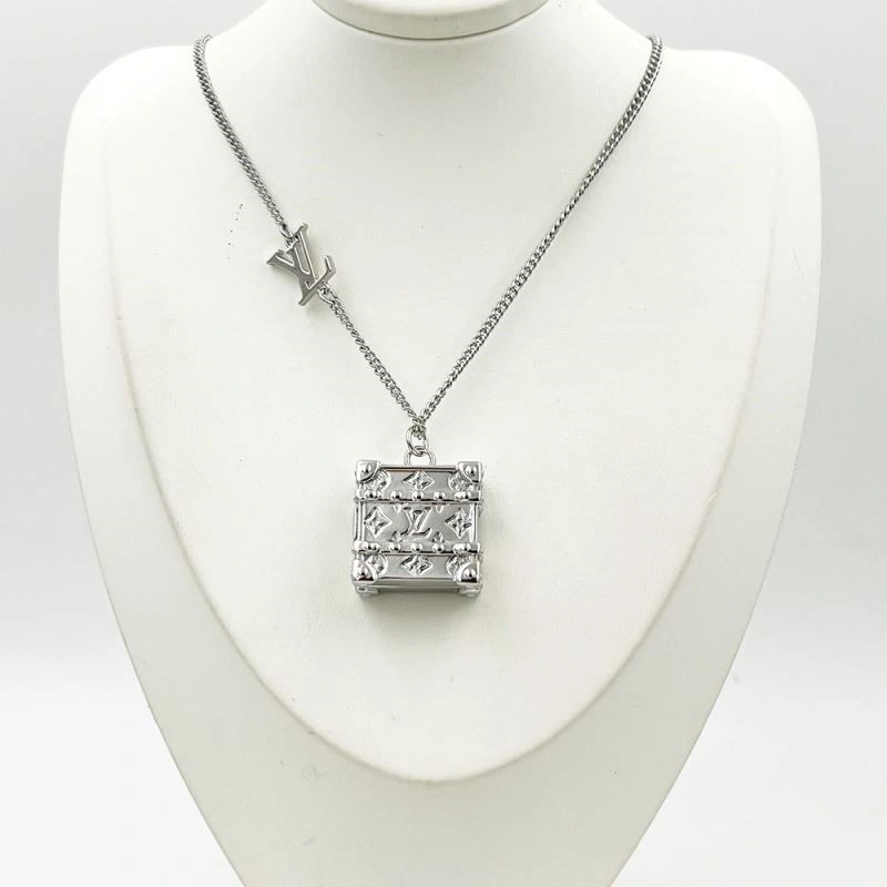 Functional Louis Vuitton Necklaces 248877