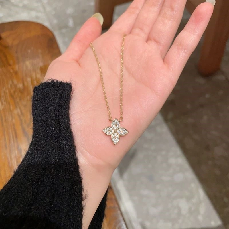 Sophisticated Louis Vuitton Necklaces 248851