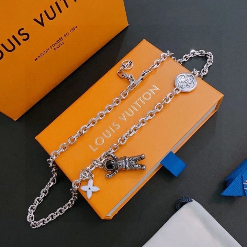 Supportive Louis Vuitton Necklaces 248537