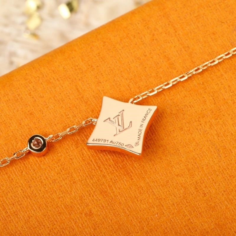 Functional Louis Vuitton Necklaces 248547