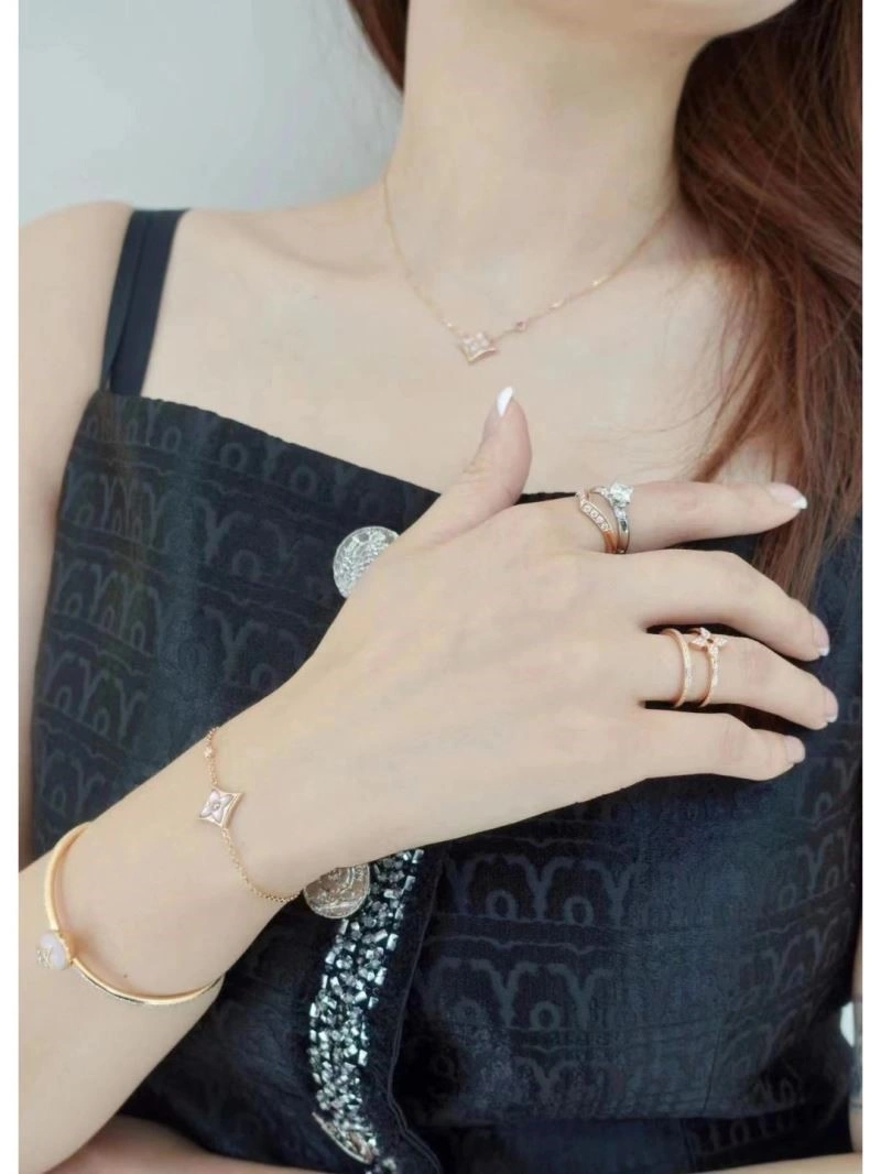 Louis Vuitton Necklaces Breathable 248543