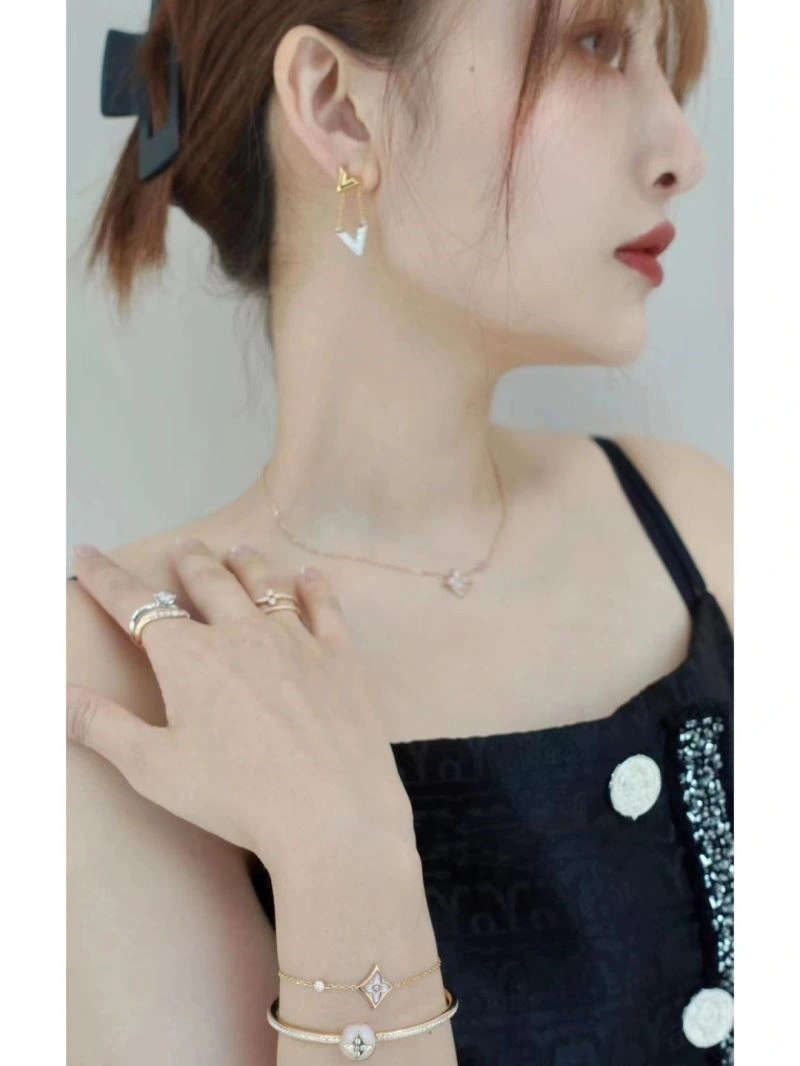 Louis Vuitton Necklaces Breathable 248543