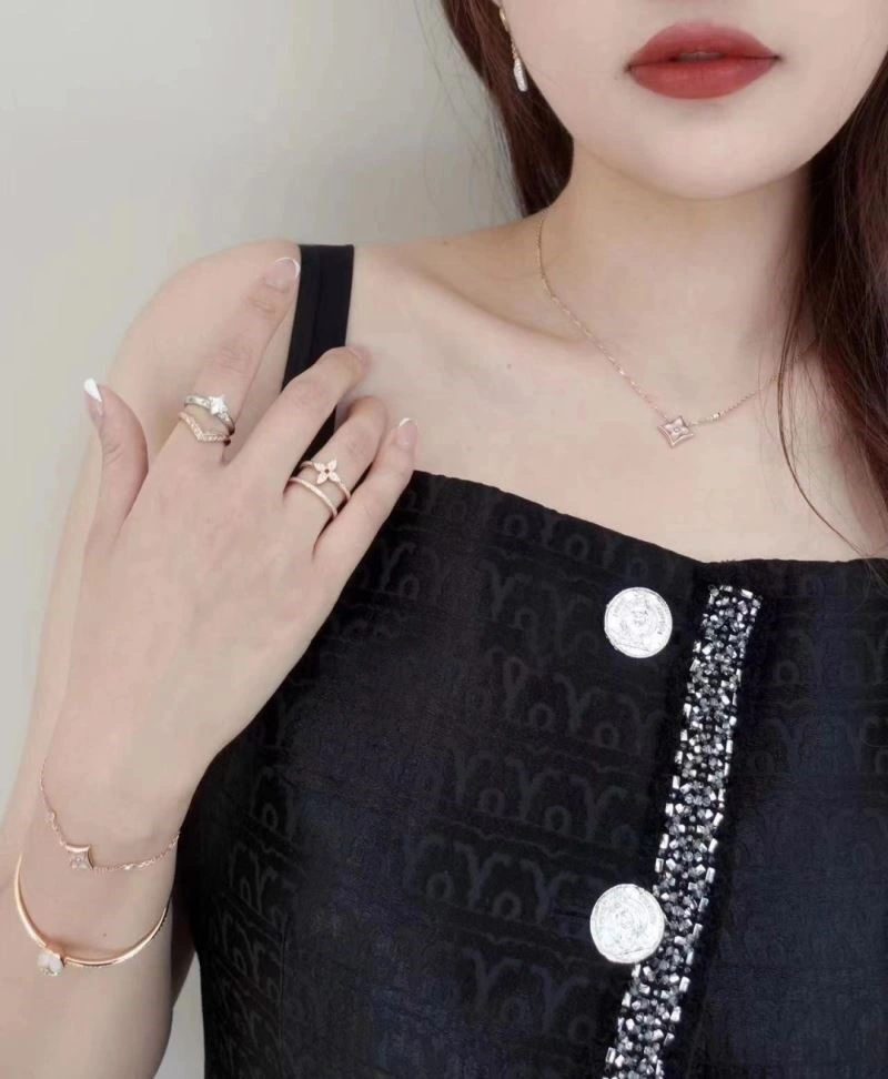 Louis Vuitton Necklaces Breathable 248543