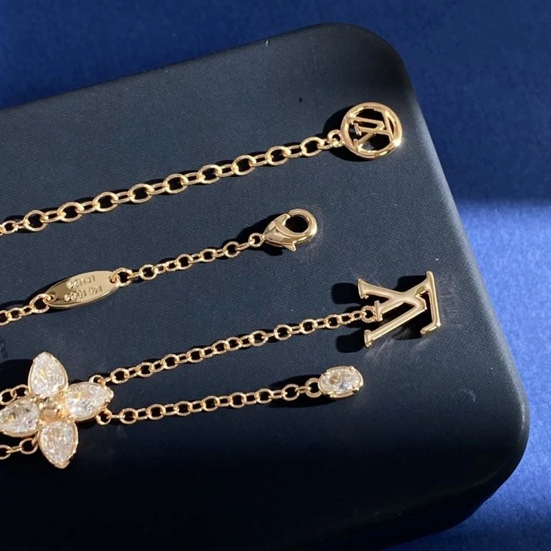 Louis Vuitton Necklaces UrbanChic 248480