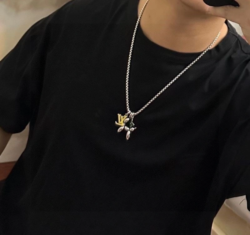 MoistureWicking Louis Vuitton Necklaces 248483