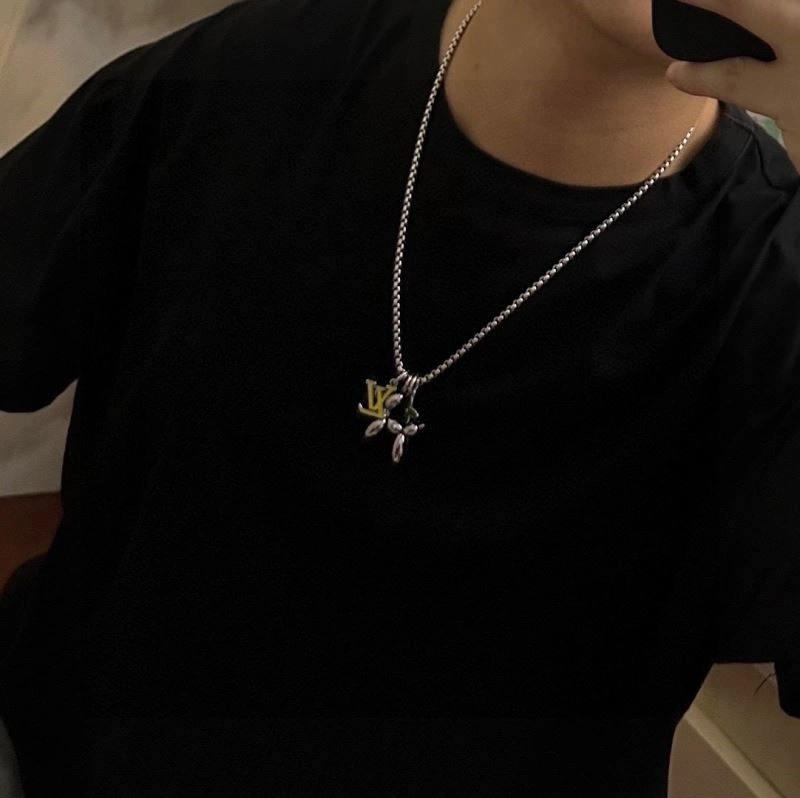 MoistureWicking Louis Vuitton Necklaces 248483