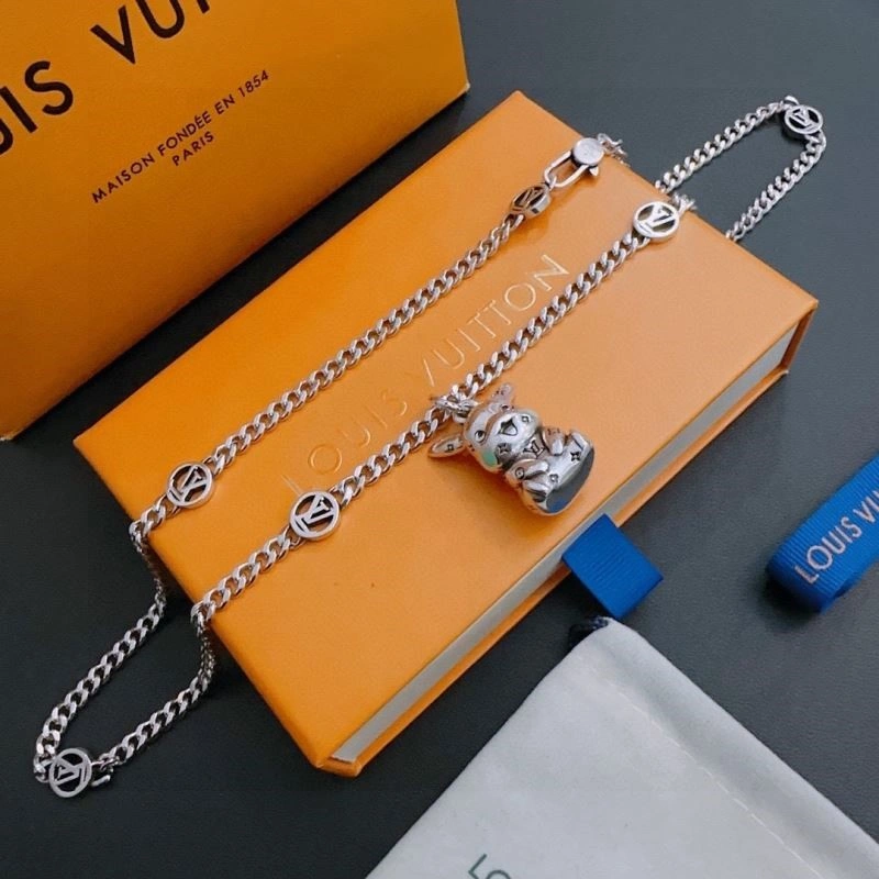 MoistureWicking Louis Vuitton Necklaces 248500