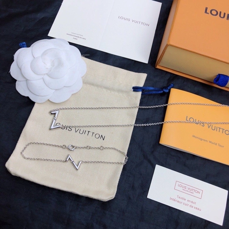 EyeCatching Louis Vuitton Necklaces 248463