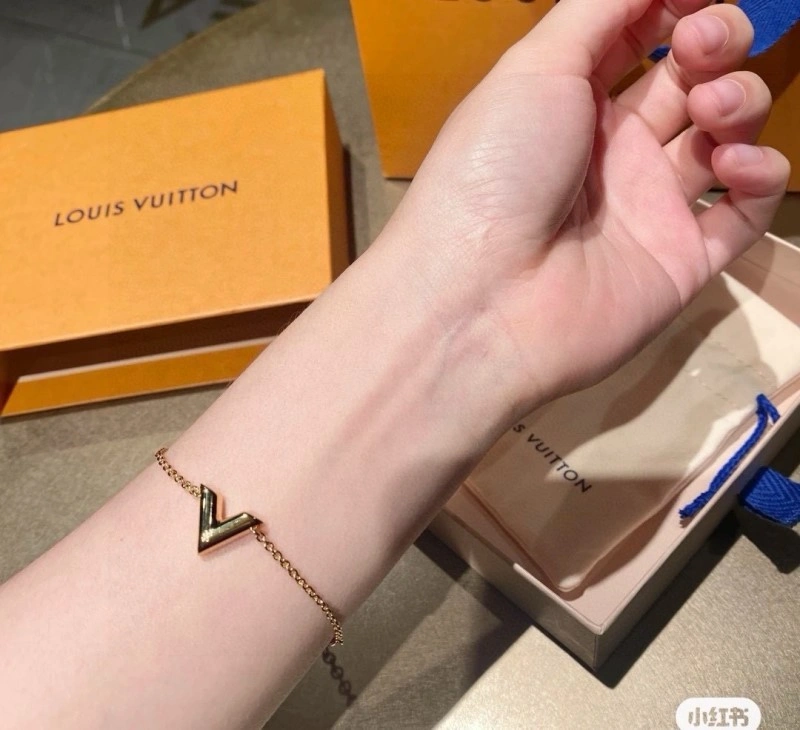 Louis Vuitton Necklaces Breathable 248442
