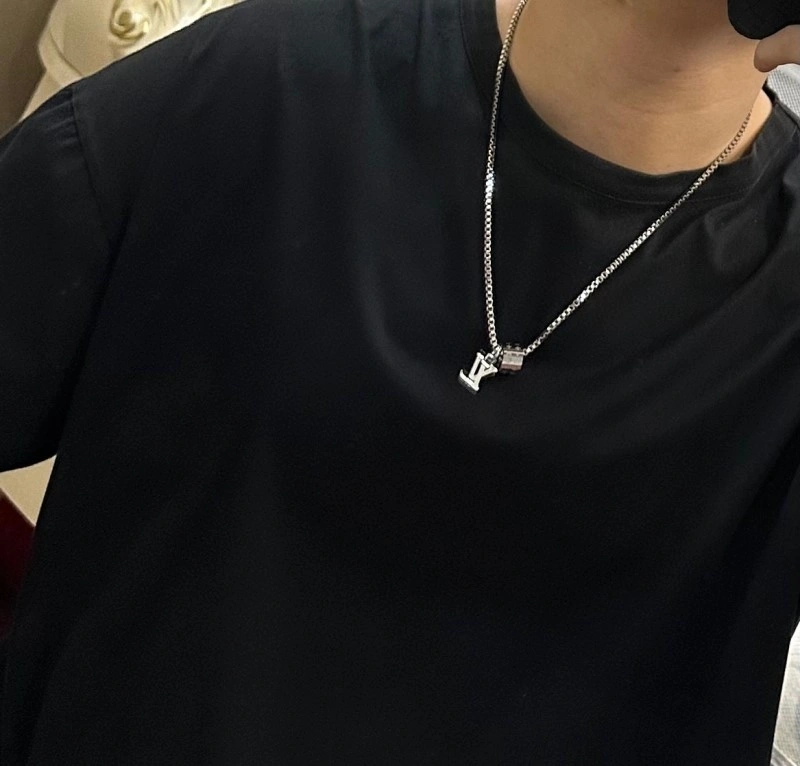TechFriendly Louis Vuitton Necklaces 248447