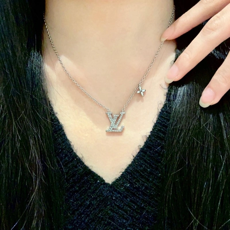 Louis Vuitton Necklaces Minimalist 248425