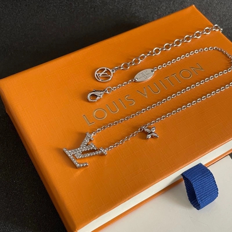 Louis Vuitton Necklaces Minimalist 248425