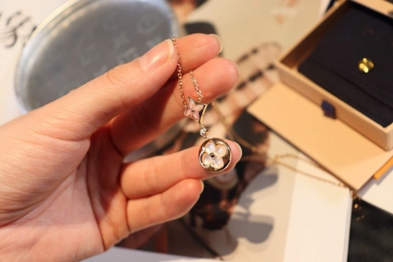 Louis Vuitton Necklaces Colorful 248423