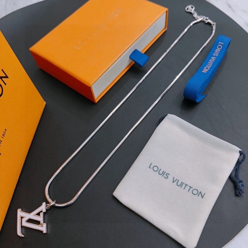 Flexible Louis Vuitton Necklaces 248417
