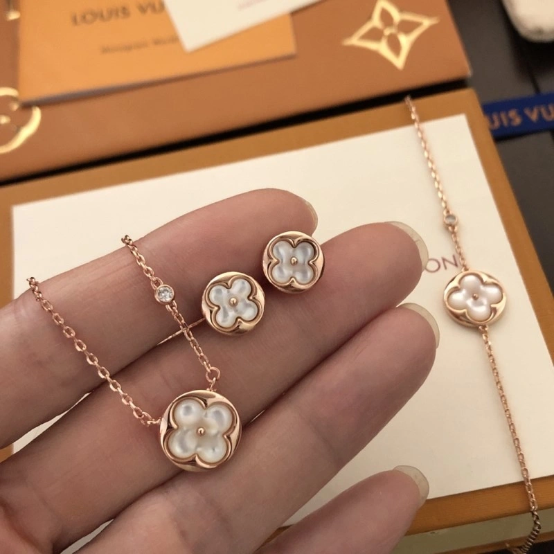 FastDry Louis Vuitton Necklaces 247890