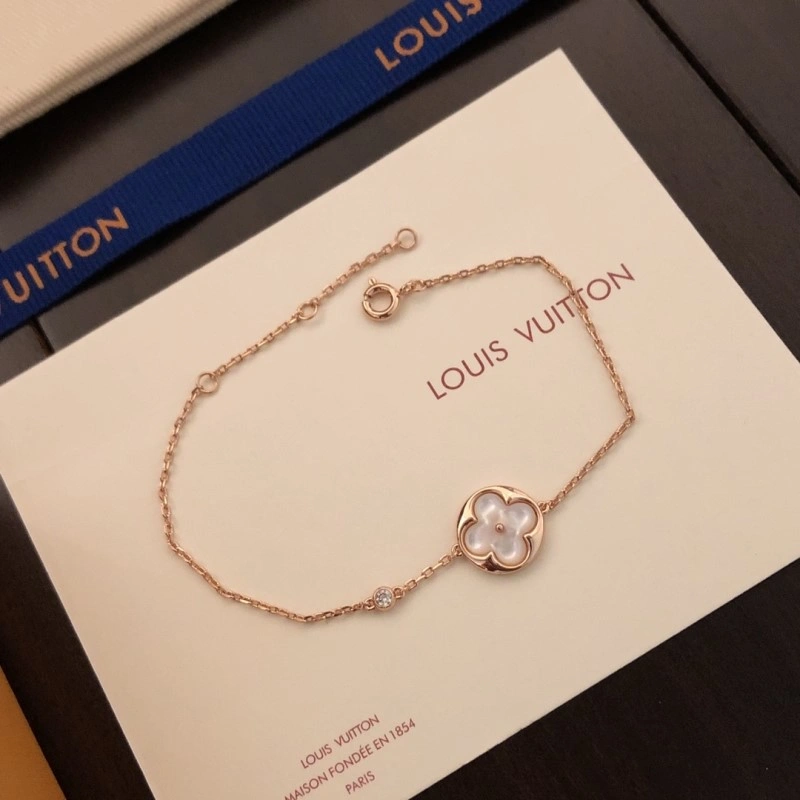 FastDry Louis Vuitton Necklaces 247890