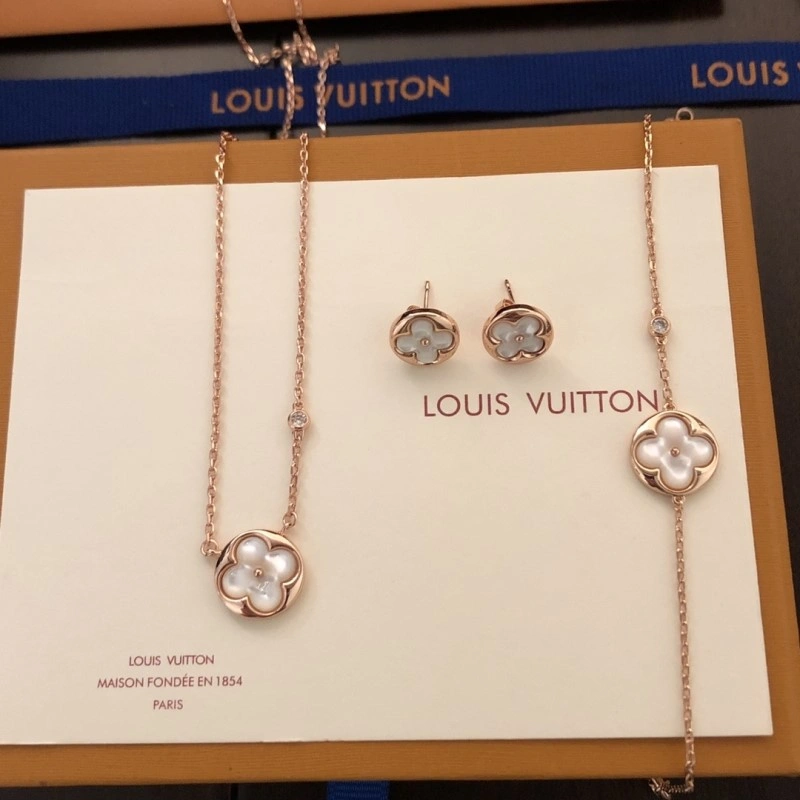 FastDry Louis Vuitton Necklaces 247890