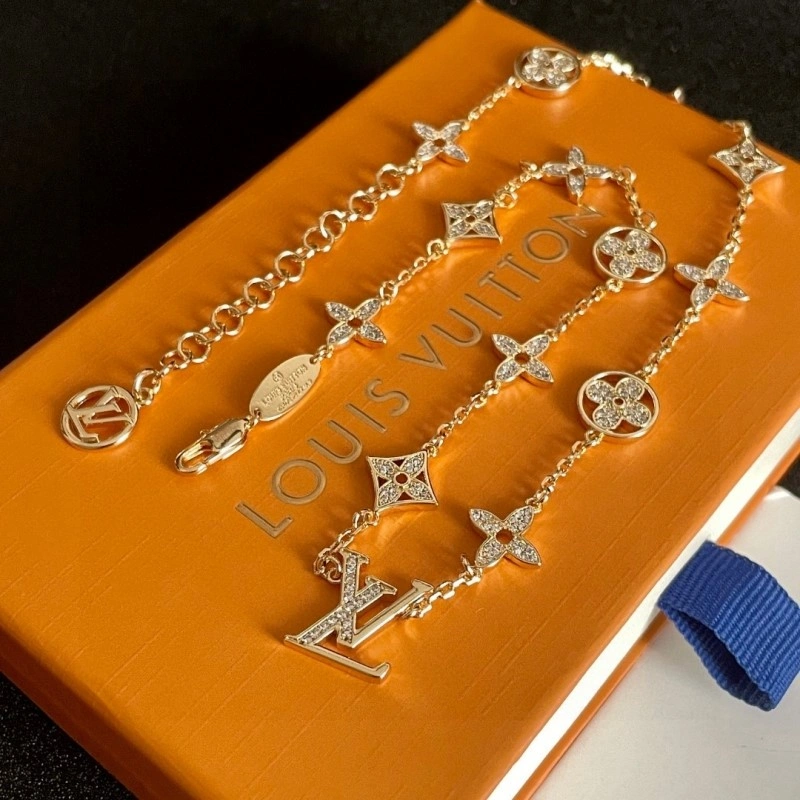 Louis Vuitton Necklaces WrinkleFree 247862