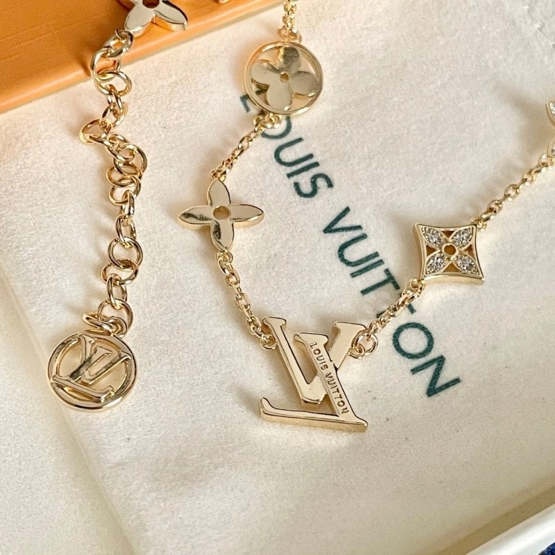 Louis Vuitton Necklaces WrinkleFree 247862