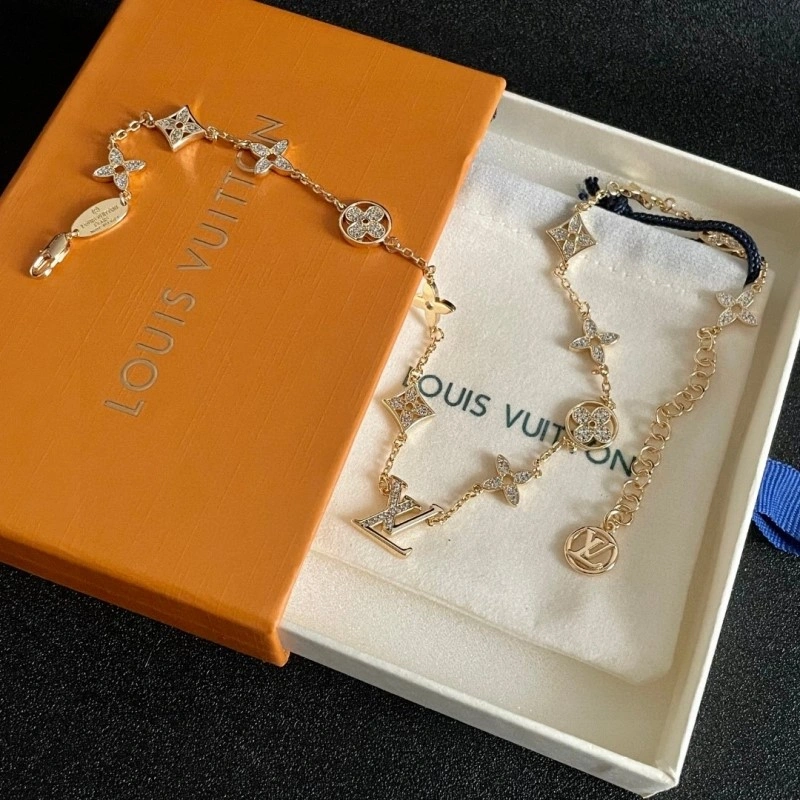 Louis Vuitton Necklaces WrinkleFree 247862