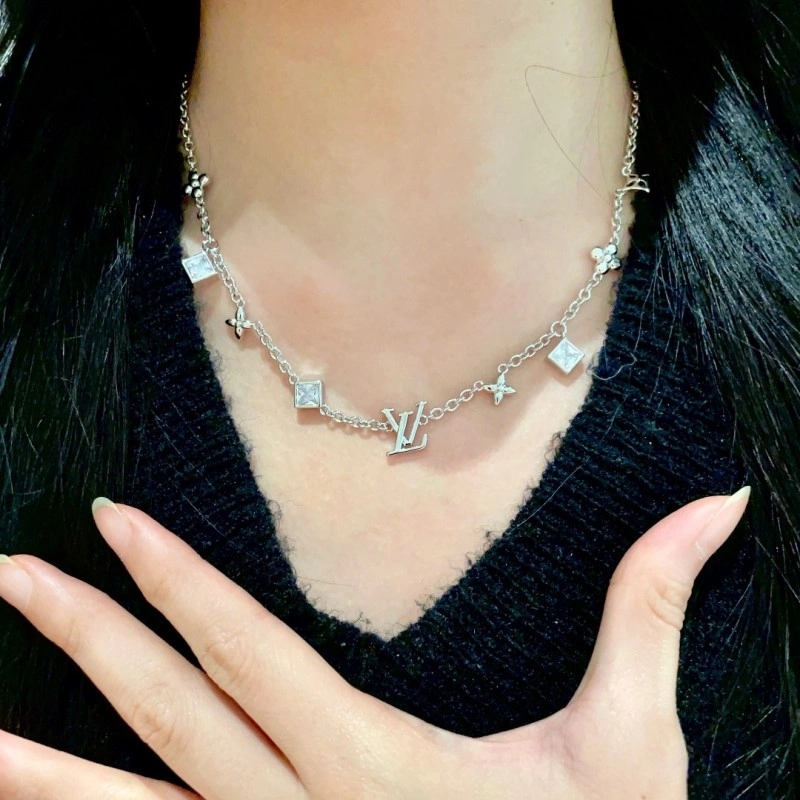 Compact Louis Vuitton Necklaces 247823