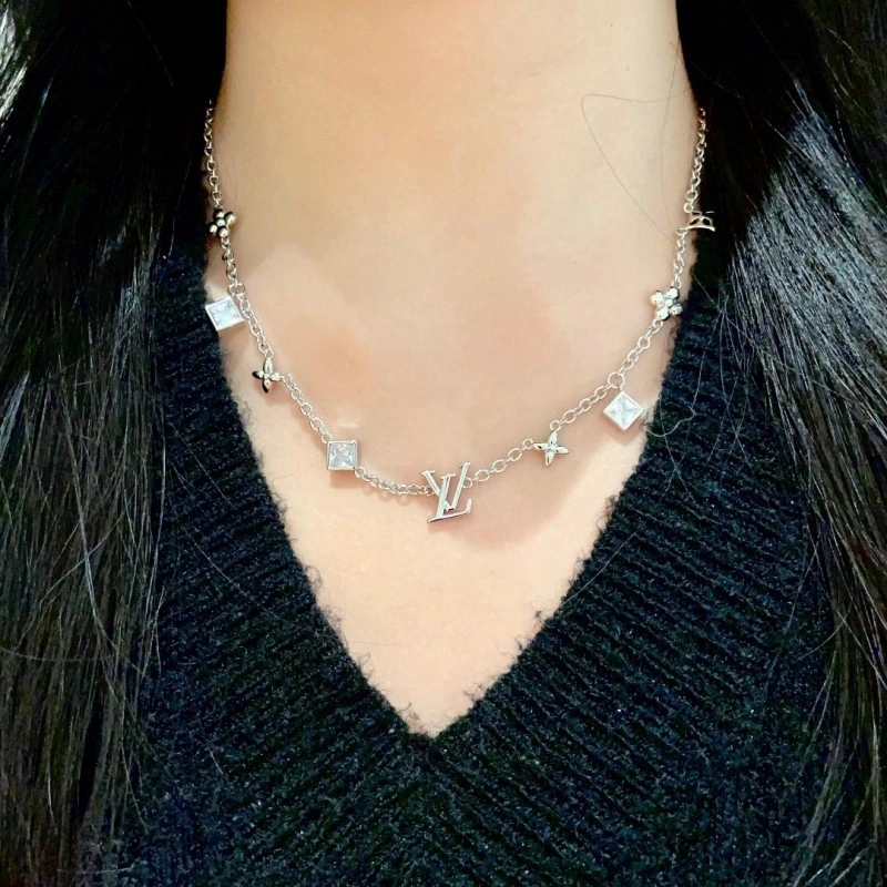 Compact Louis Vuitton Necklaces 247823