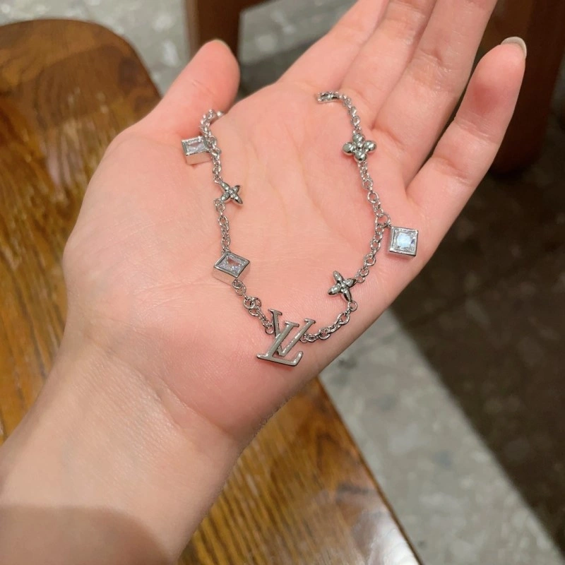 Compact Louis Vuitton Necklaces 247823