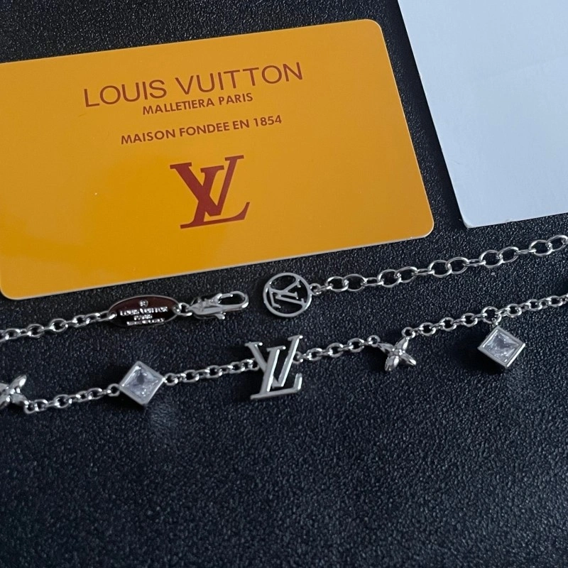 Compact Louis Vuitton Necklaces 247823