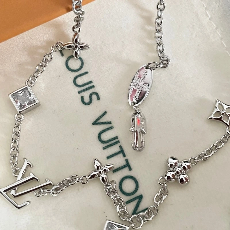 Compact Louis Vuitton Necklaces 247823