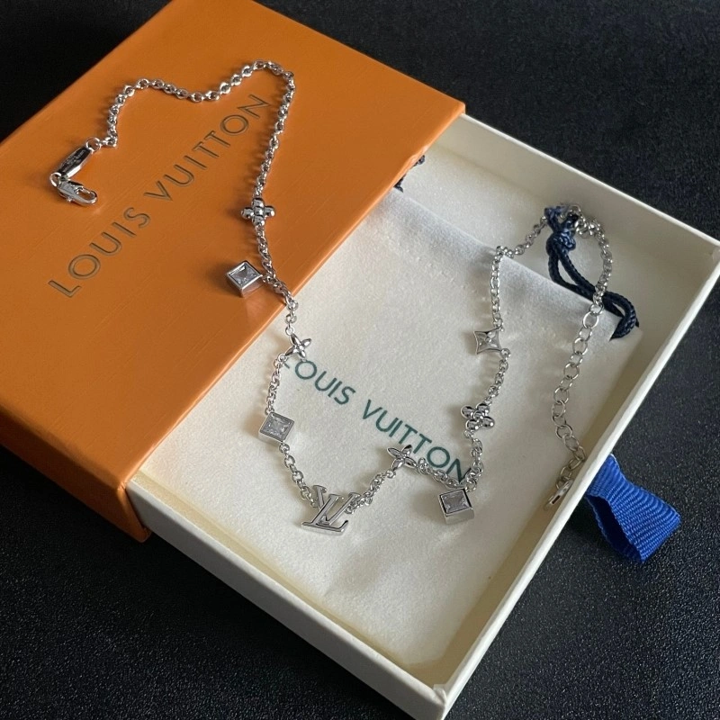 Compact Louis Vuitton Necklaces 247823