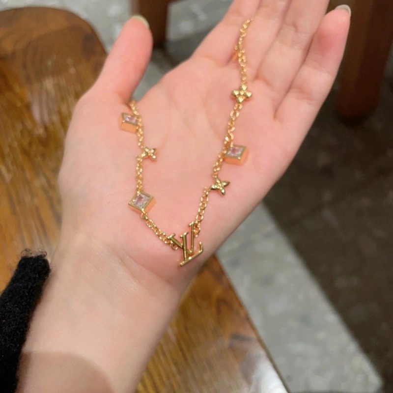 Louis Vuitton Necklaces Effortless 247815