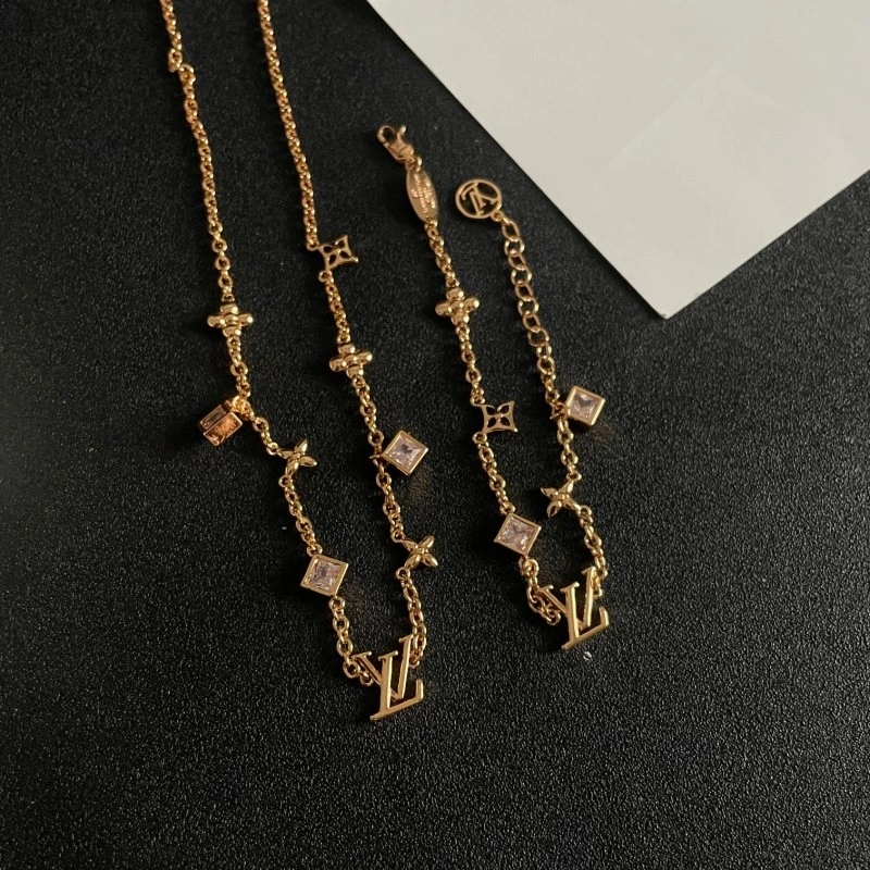 Louis Vuitton Necklaces Effortless 247815