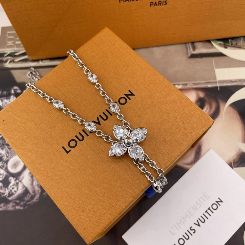 Versatile Louis Vuitton Necklaces 247820