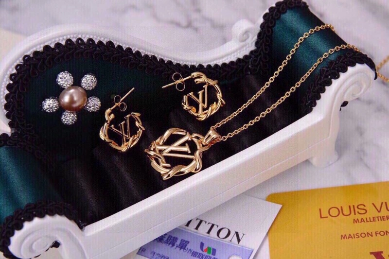 Louis Vuitton Necklaces Fashionable 247801