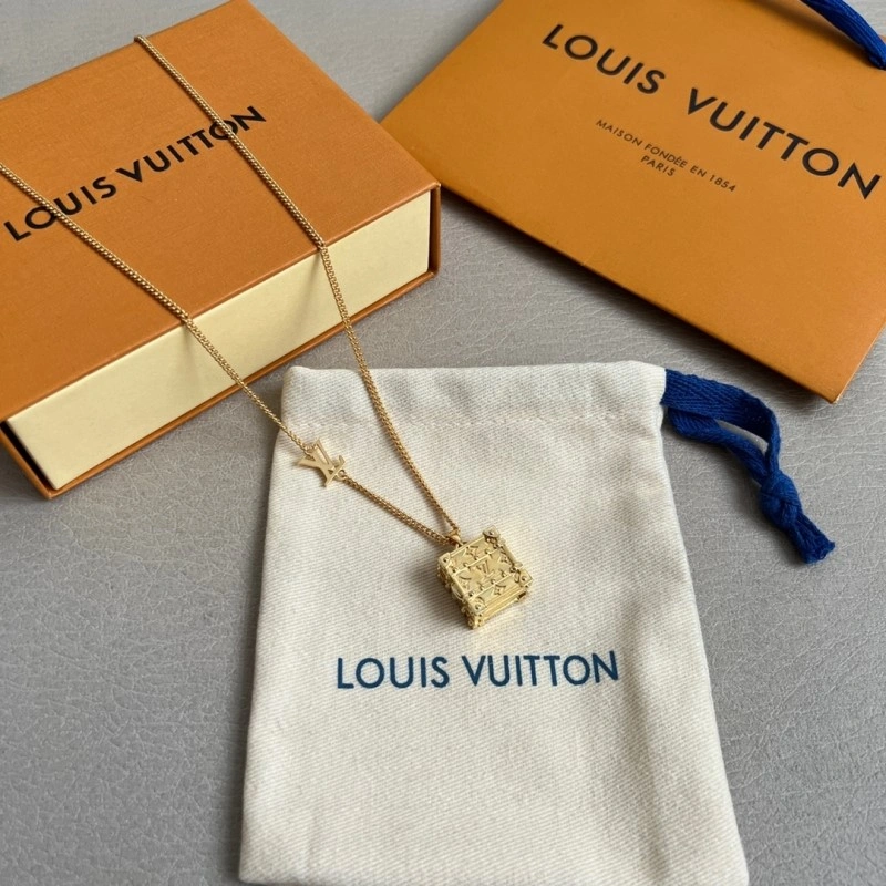 Trendsetting Louis Vuitton Necklaces 247789