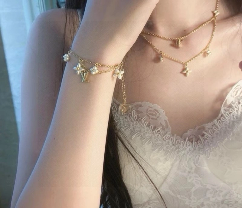 Sporty Louis Vuitton Necklaces 247787