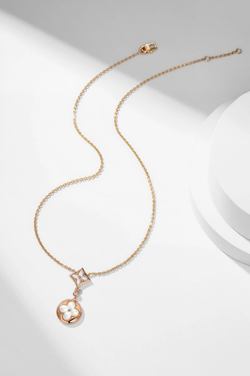 Louis Vuitton Necklaces Elegant 247715