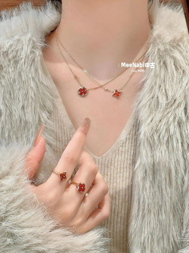 Seasonal Louis Vuitton Necklaces 247720