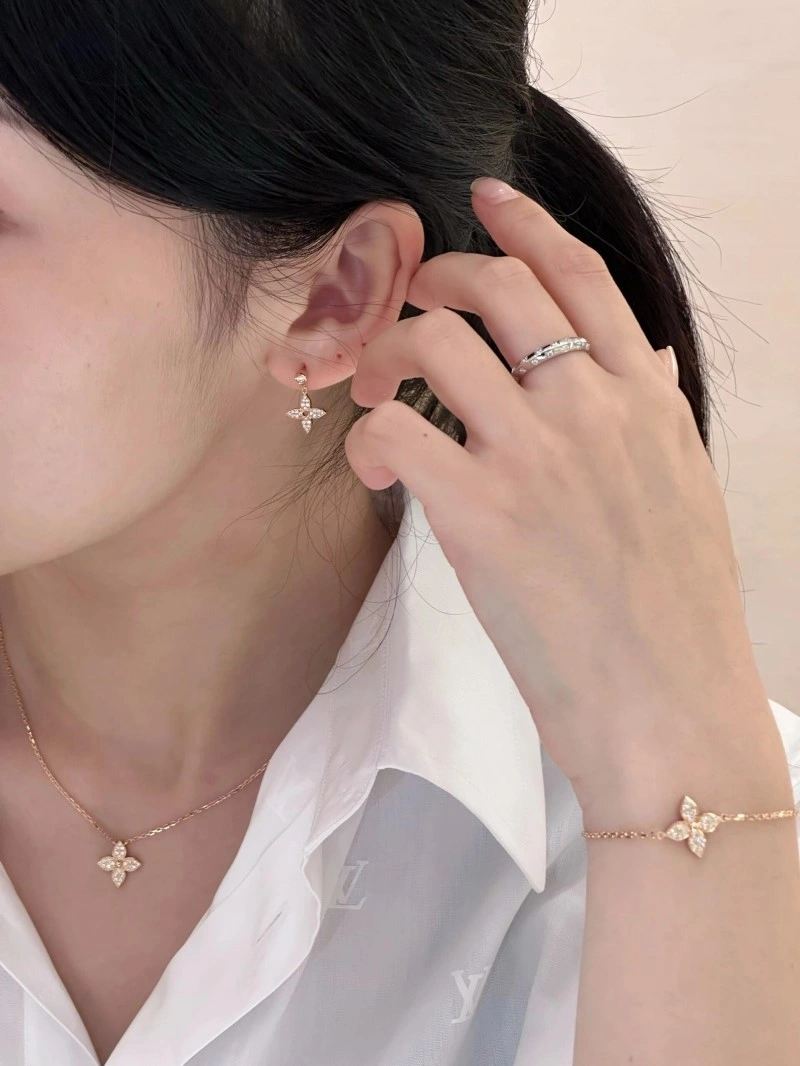 Louis Vuitton Necklaces WeatherProof 247727
