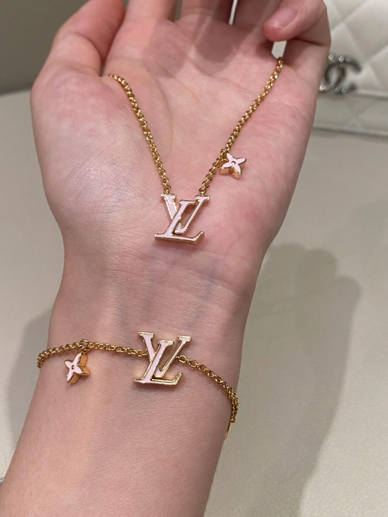 Functional Louis Vuitton Necklaces 247711